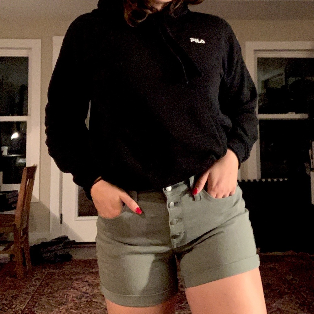 Forest green Universal Thread button-up shorts! Size 8/29, stretchy and comfy.